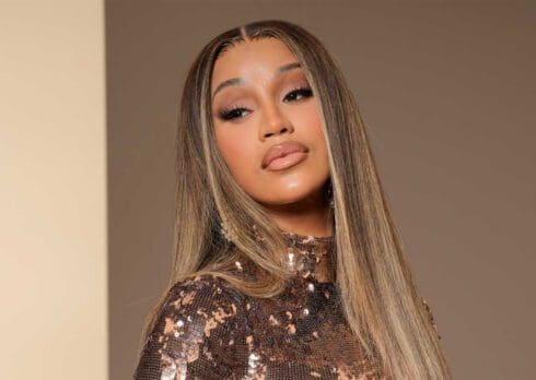 Cardi B è stata denunciata per aver lanciato il microfono