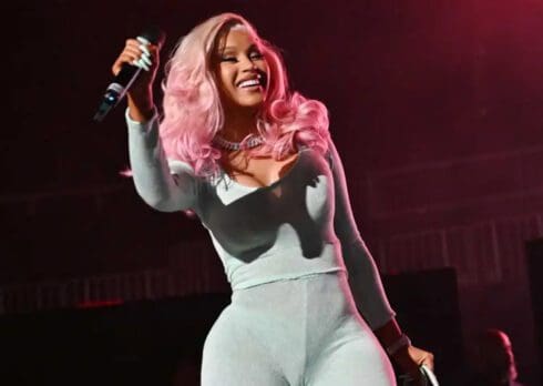 Il microfono lanciato da Cardi B è stato venduto per 100mila dollari su eBay