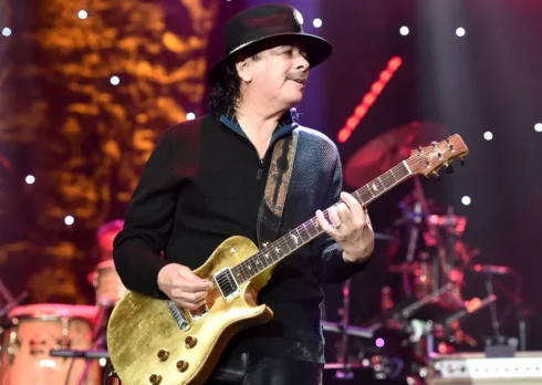 Carlos Santana si è scusato per i suoi “commenti insensibili” sulla comunità transgender