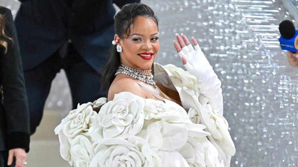 Rihanna allatta al seno - foto di James Devaney - GC Images