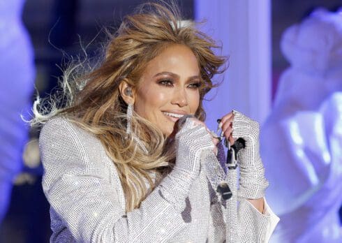 Jennifer Lopez canta I Will Survive in vacanza dall’Italia