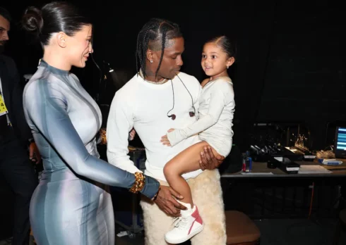 La figlia di Travis Scott e Kylie Jenner ha fatto il suo debutto musicale in “Utopia”