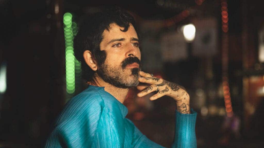 L’immaginazione di Devendra Banhart fa centro con “Flying Wig”