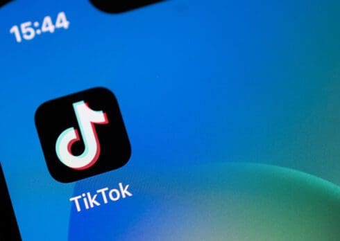 TikTok contrassegnerà i contenuti generati da intelligenza artificiale