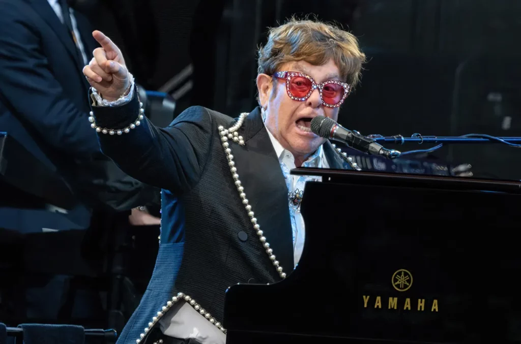Elton John difende un fan dalla security del concerto