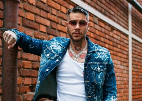 Emis Killa risponde a Paolo Meneguzzi: «Prendersela coi rapper è da stupidi»