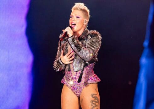 P!nk chiarisce che nei suoi concerti non sventolano bandiere di Israele: «Sono umana. Credo nella pace»