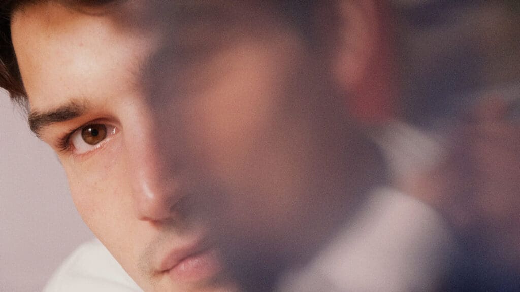 “Vola Sopra i Tetti la Notte”: in anteprima il nuovo video di Clemente Guidi