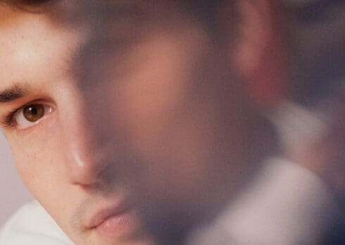 “Vola Sopra i Tetti la Notte”: in anteprima il nuovo video di Clemente Guidi