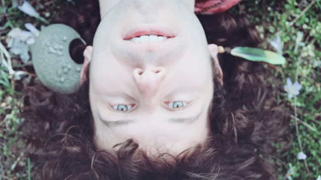 Francesco Nava è leggero come “Acqua”: in anteprima il videoclip