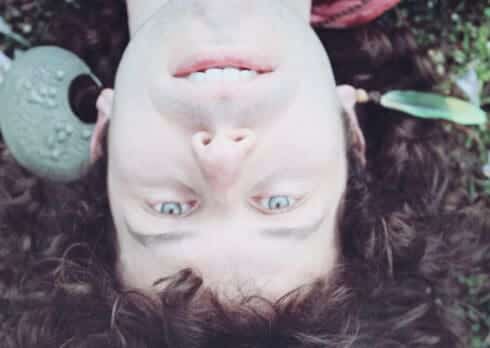 Francesco Nava è leggero come “Acqua”: in anteprima il videoclip