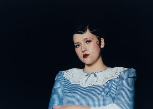 Karin Ann canta la sincerità delle relazioni in “favorite star”
