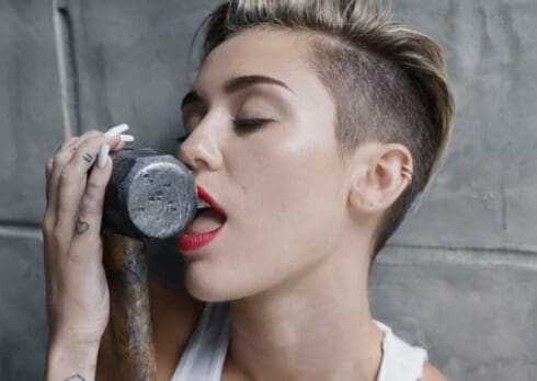 La storia di “Wrecking Ball” di Miley Cyrus