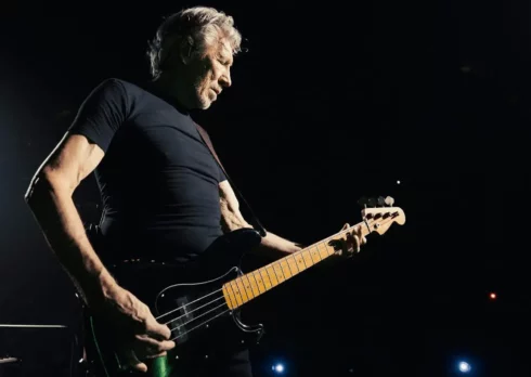 Roger Waters legge la sua autobiografia anziché cantare e i fan lo fischiano