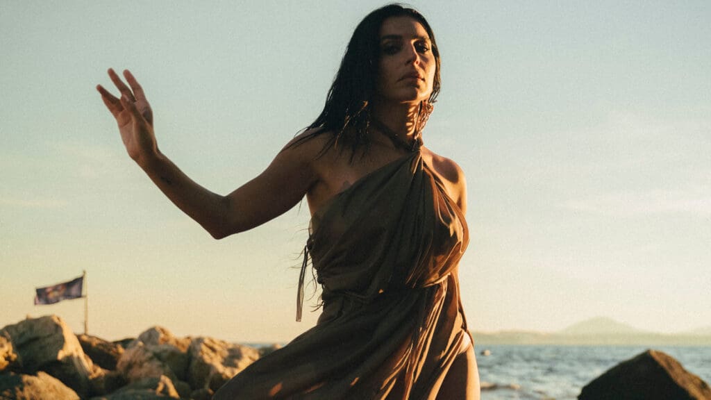 Veronica Simioli reinterpreta “Carmela” di Sergio Bruni: il video in anteprima