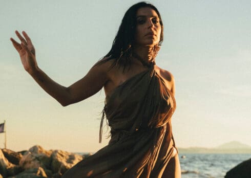 Veronica Simioli reinterpreta “Carmela” di Sergio Bruni: il video in anteprima