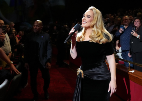 Adele ha smesso con l’alcol da tre mesi: “Ero arrivata a 4 bottiglie di vino al giorno”