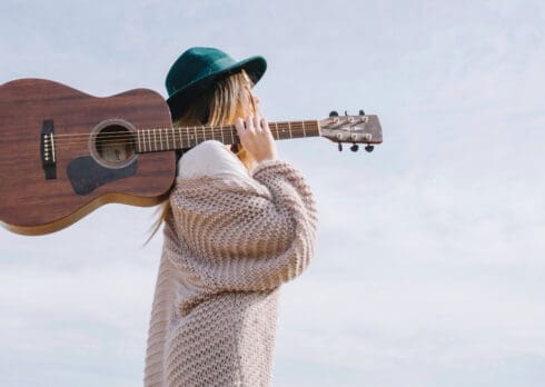 Facili ma iconiche: 10 canzoni da suonare con la chitarra