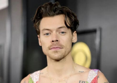 Harry Styles svela il nuovo taglio di capelli: guarda qui la foto