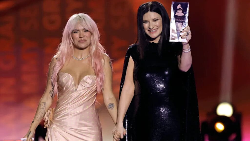 Karol G e Laura Pausini - Latin Grammy Awards 2023 - Person of the Year - foto di Kevin Winter - Getty Images for Latin Recording Academy