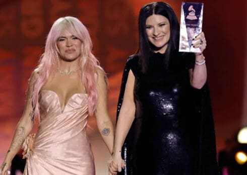 Latin Grammy Awards: Laura Pausini riceve il premio “Person of the Year” da Karol G