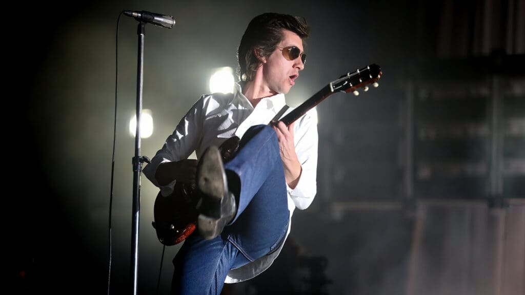 Live Nation Italia - indotto economico Milano 2024 - Alex Turner dal vivo con gli Arctic Monkeys agli I-Days 2023 - foto di Stefano Masselli