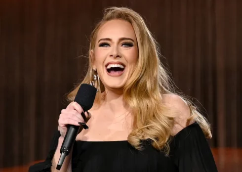 Adele è pronta a bere di nuovo: «Questo è il tempo del vino rosso»