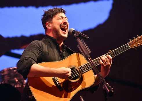 I Mumford and Sons sono tornati con un nuovo singolo prodotto da Pharrell Williams