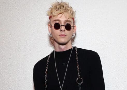 Machine Gun Kelly mostra il suo nuovo tatuaggio “blackout”