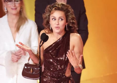 Grammy Awards 2024, Miley Cyrus scherza sulle mutande “dimenticate” durante la premiazione