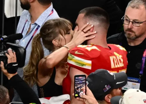 Super Bowl 2024, il bacio tra Taylor Swift e Travis Kelce dopo la vittoria dei Kansas City Chiefs