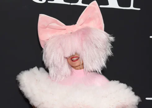 A maggio esce il nuovo album di Sia con tanti ospiti, da Paris Hilton a Kylie Minogue