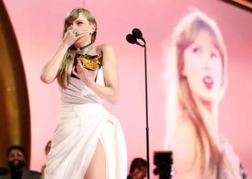 Taylor Swift risponde alle recensioni di “Tortured Poets Department” con le frasi del disco