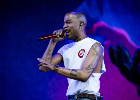 Kid Cudi ha interrotto lo show al Coachella dopo essersi rotto un piede sul palco