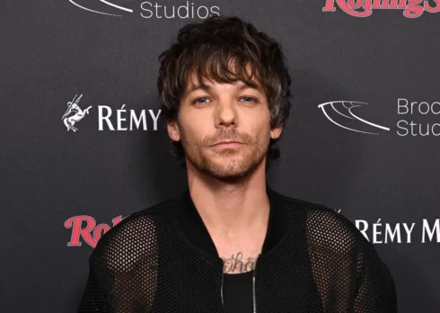 Louis Tomlinson ha definito “irritanti” le teorie su una sua relazione con Harry Styles