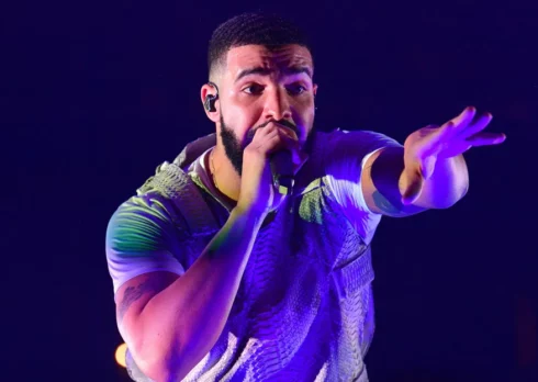 Drake agli elicotteri dei notiziari sulla sua villa: «Sto cercando di dormire»