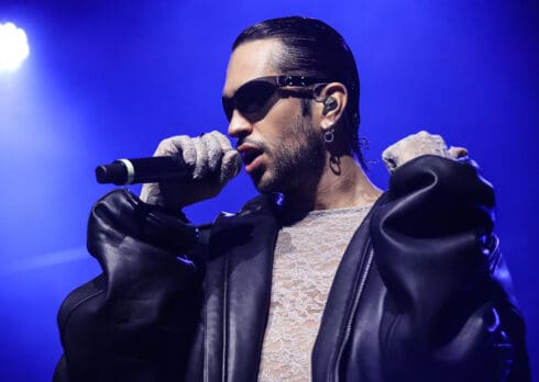 Mahmood dal vivo punta tutto sulla sua voce e la sua band. E la scommessa è vinta