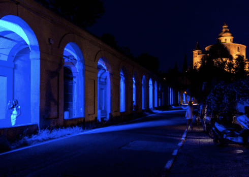 I portici di Bologna si illuminano con il progetto di Cesare Cremonini “Luci a San Luca”