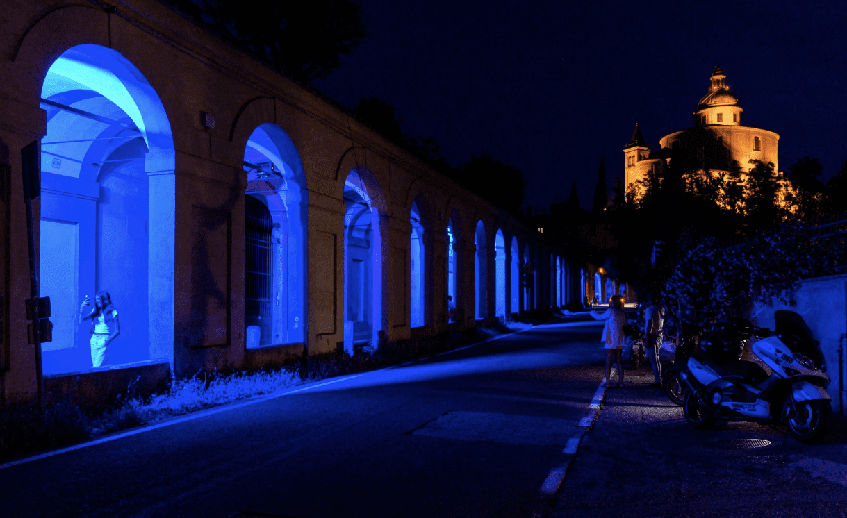 I portici di Bologna si illuminano con il progetto di Cesare Cremonini “Luci a San Luca”