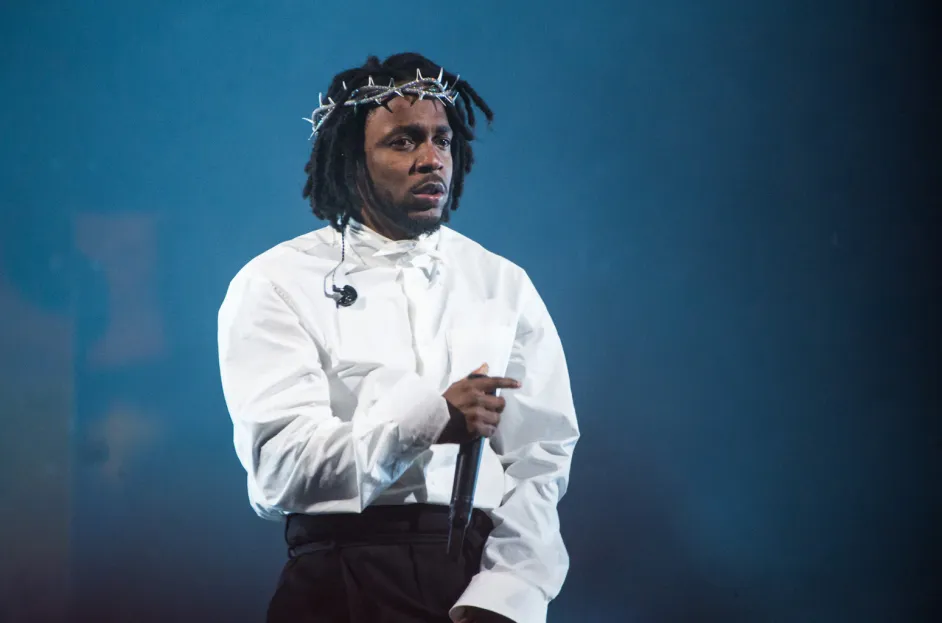 Kendrick Lamar è stato ospite a sorpresa alla consegna delle lauree al Compton College