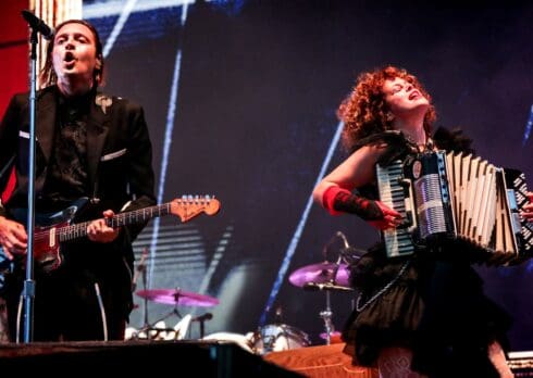 Fantasmi, funerali e ballo sfrenato: il concerto degli Arcade Fire a Milano