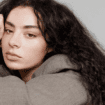 Charli XCX spoilera nuove foto dal set del film “The Moment”