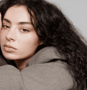 Charli XCX spoilera nuove foto dal set del film “The Moment”