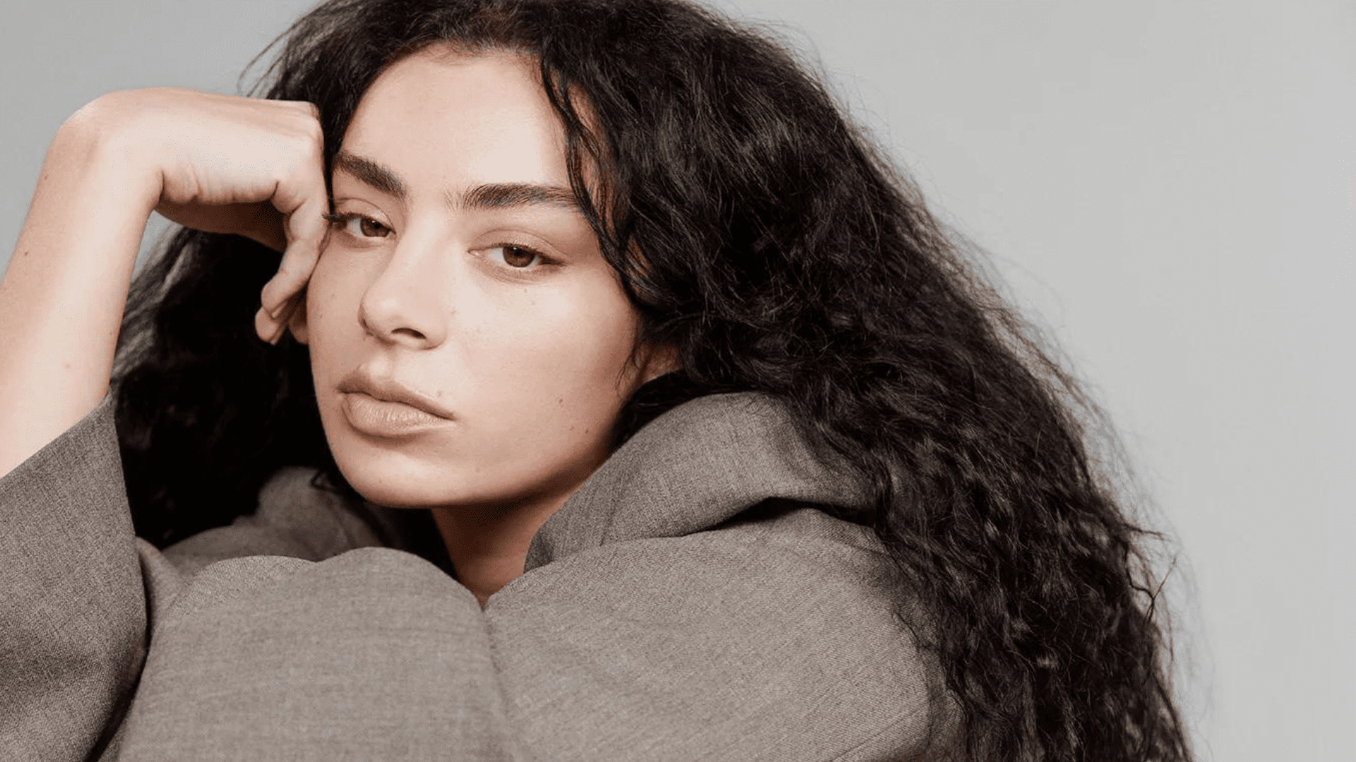 Charli XCX spoilera nuove foto dal set del film “The Moment”