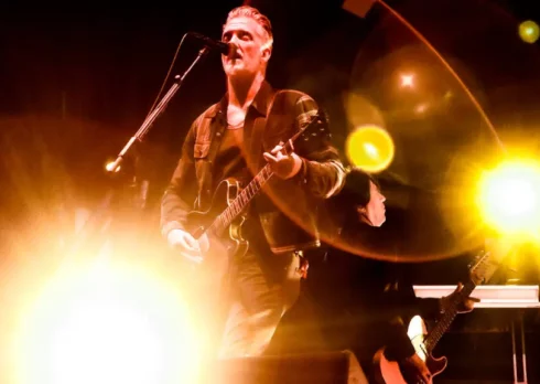 I Queens of The Stone Age annullano nove concerti europei: Josh Homme deve operarsi