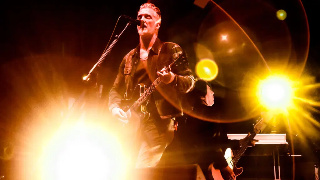 I Queens of The Stone Age annullano nove concerti europei: Josh Homme deve operarsi