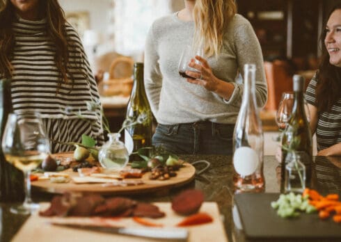 Le migliori canzoni da ascoltare a una cena con gli amici