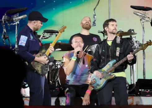 I Coldplay dedicano “Everglow” a Taylor Swift durante un concerto in Germania