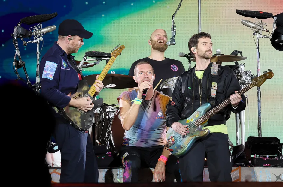 I Coldplay dedicano “Everglow” a Taylor Swift durante un concerto in Germania