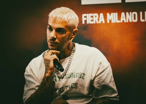 Quindici anni di Emis Killa: «Voglio riconquistare il pubblico mainstream e diffondere la cultura hip hop»